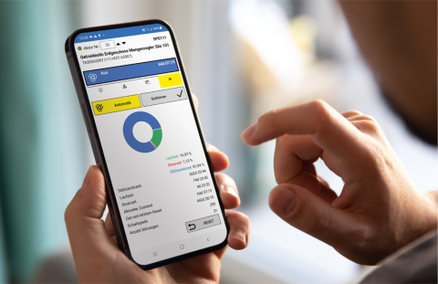 Person hält Handy mit Diagramm